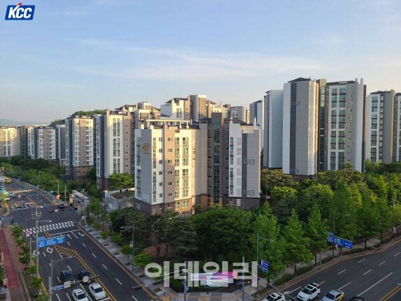 KCC가 재도장한 판교원마을11단지 (사진=KCC)
