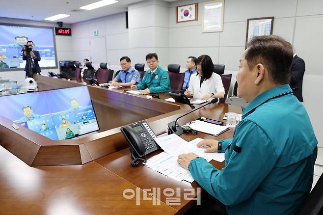 이상민 행정안전부 장관이 24일 오전 경기도 화성시 한 공장에서 발생한 화재와 관련하여 해양경찰청 종합상황실에서 중앙재난안전대책본부 영상 회의를 주재하고 있다. (사진=행정안전부)