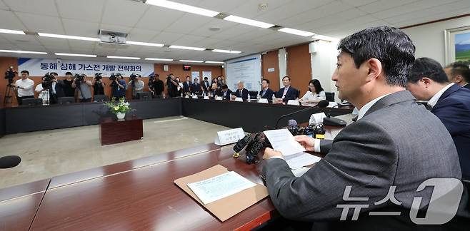 안덕근 산업통상자원부 장관이 지난 21일 서울 종로구 석탄회관에서 열린 동해 심해 가스전 개발 전략회의에서 모두발언을 하고 있다. 2024.6.21/뉴스1 ⓒ News1 김성진 기자