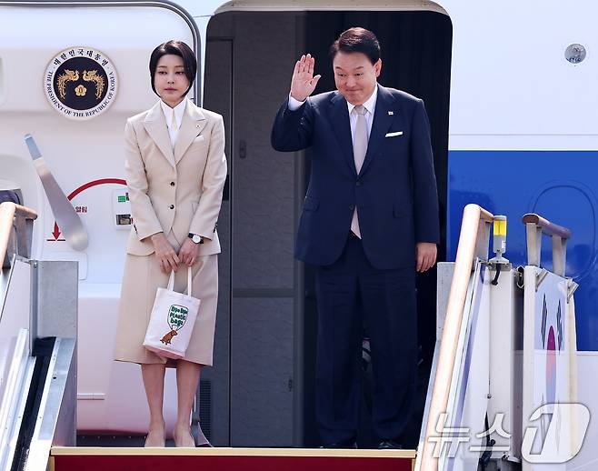 윤석열 대통령과 김건희 여사가 10일 오전 경기 성남시 서울공항에서 중앙아시아 3개국 순방을 위해 공군 1호기에 탑승하며 인사하고 있다. 2024.6.10/뉴스1 ⓒ News1 구윤성 기자