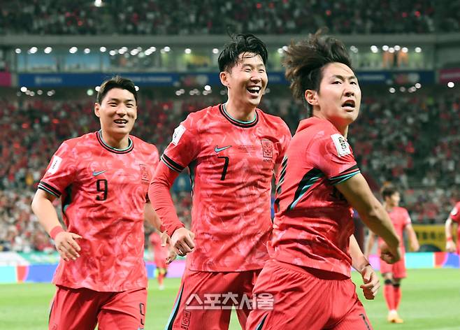 축구대표팀 이강인(오른쪽)이 11일 서울월드컵경기장에서 열린 월드컵 아시아 지역 예선 중국과의 경기에서 선제골을 넣은 뒤 손흥민(가운데), 주민규와 함께 기뻐하고 있다. 박진업 기자 upandup@sportsseoul.com