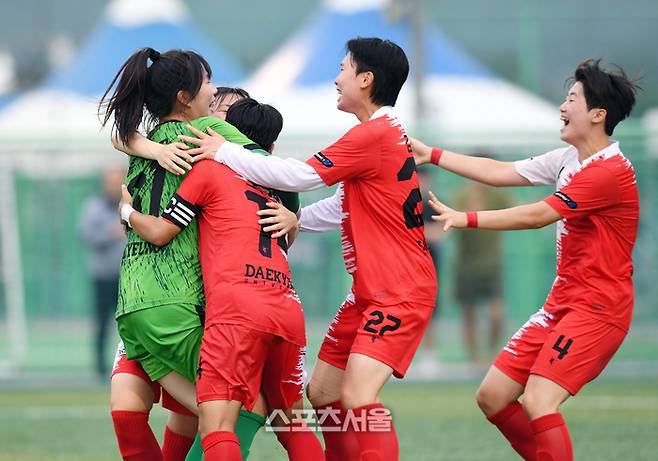 24일 경남 합천군 군민체육공원에서 진행된 ‘2024 스포츠 명품도시 웰니스 합천에서 펼쳐지는 제32회 여왕기 전국여자축구대회’ 대학부 울산과학대와 경북 대경대의 준결승 경기에서 대경대 골키퍼 홍유진(왼쪽)이 승부차기 선방으로 팀을 결승으로 이끈 뒤 동료들과 함께 기뻐하고 있다. 2024. 6. 24.  합천 | 박진업 기자 upandup@sportsseoul.com