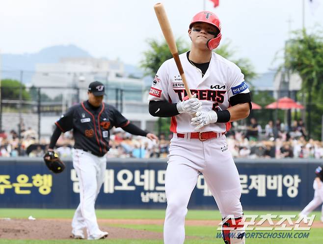 1회말 2사 류현진을 처음 상대한 김도영이 스탠딩 삼진을 당하며 돌아서고 있다. 굳게 다문 입술에서 아쉬움과 동시에 자신감이 엿보였다.