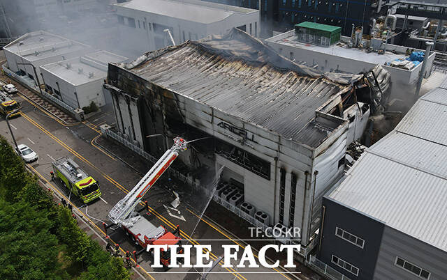 24일 오후 경기 화성시 전곡산업단지 내 일차전지 제조공장에서 화재가 발생한 가운데 소방대원이 화재를 진압하고 있다. /화성=박헌우 기자