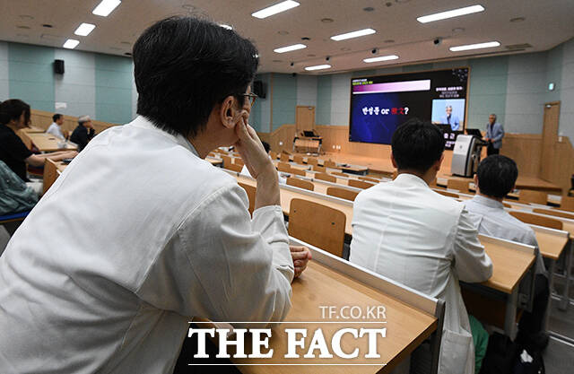 서울대학교 의과대학·서울대학교 병원 교수협의회 비상대책위원회가 24일 오후 서울 종로구 서울대학교 의과대학에서 '사회학자가 바라본 의료 대란의 본질과 해법' 심포지움을 개최한 가운데 의료 관계자들이 발언을 듣고 있다. /서예원 기자