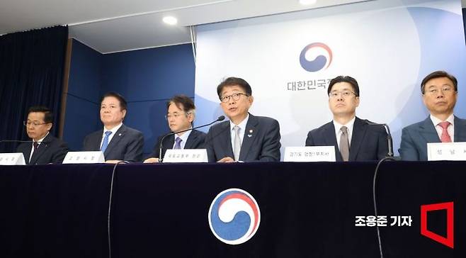 22일 15시 엠바고
박상우 국토교통부 장관이 22일 서울 종로구 정부서울청사에서 1기 신도시(분당·일산·평촌·산본·중동)중 선도지구 선정계획을 확정 발표 후 기자들 질문에 답하고 있다. 이날 브리핑에는 경기도 행정1부지사, 고양시장, 성남시장, 안양시장, 부천부시장, 군포시장, LH사장 등이 참석했다. 사진=조용준 기자 jun21@