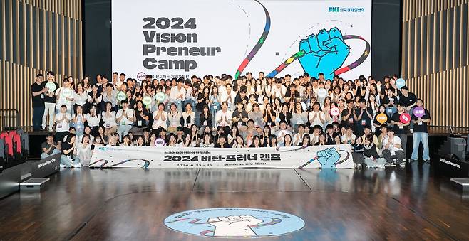 지난 23일 롯데인재개발원 오산캠퍼스에서 열린 '2024년 비전-프러너 캠프(Vision-Preneur Camp)'에 참여한 대학생 200여명이 기념 촬영하고 있다./한국경제인협회