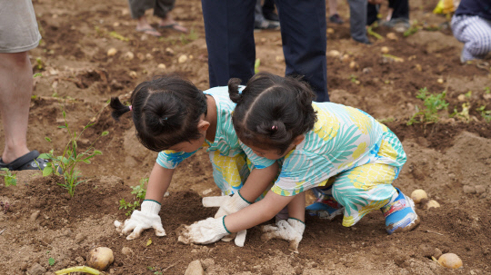 축제를 즐기고 있는 어린이들