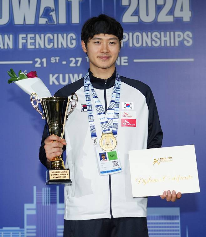 금메달을 목에 건 채 우승 트로피를 든 오상욱. 사진 출처 국제펜싱연맹 페이스북