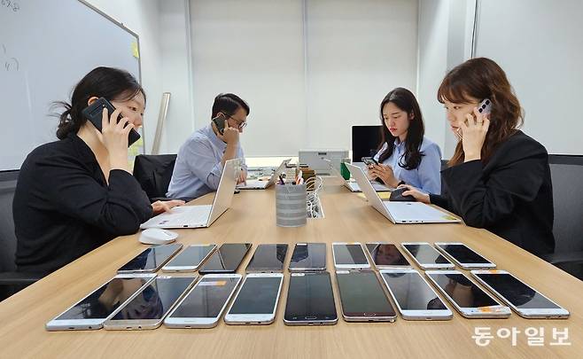 지난달 13일 취재팀이 대출 이용자로 가장해 온라인 대부중개 플랫폼에 광고 중인 정식 대부업체에 전화하고 있다. 짧게는 1분, 통상 15분 안에 엉뚱한 번호로 전화가 걸려왔다. 태반이 불법 고금리를 제안하거나 미등록 업체였다. 불법사채의 덫이 작동하는 순간이었다.