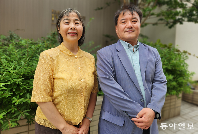 단가 시집 ‘한글의 숲’ 작가인 가토 다카에 씨(왼쪽)와 한국어로 번역한 최장원 아키타 국제교양대 교수. 아키타=이상훈 특파원 sanghun@donga.com