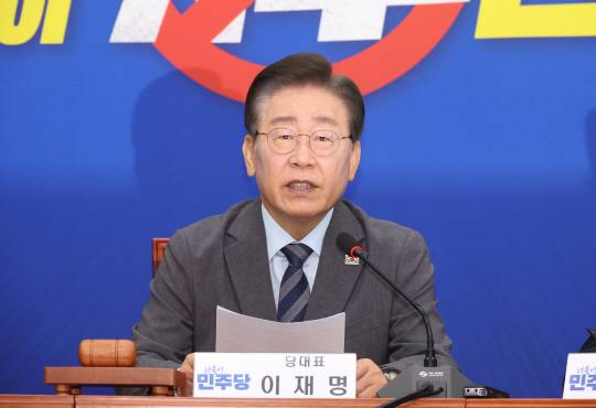 이재명 더불어민주당 대표가 24일 오전 국회에서 열린 최고위원회의에서 발언하고 있다.<연합뉴스>