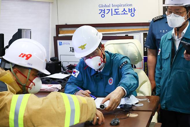 24일 오후 경기도 화성시 리튬전지 공장 화재현장. 사진 출처 : 국무총리실