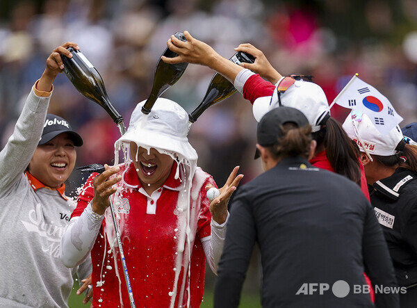 2024년 미국여자프로골프(LPGA) 투어 메이저 대회 KPMG 위민스 PGA챔피언십 우승을 차지한 양희영 프로가 우승 확정 후 동료 선수들에게 우승 축하를 받는 모습이다. 사진제공=ⓒAFPBBNews = News1