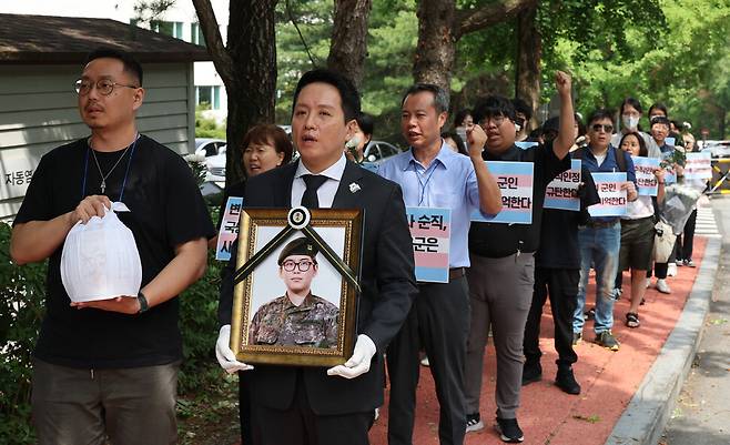 고 변희수 하사 현충원 안장식이 열린 24일 오후 충남 계룡시 육군본부에서 변 하사 추모 노제 참석자들이 국방부를 규탄하고 있다. 김혜윤 기자