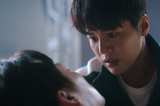 '반짝이는 워터멜론'의 주인공 '하은결'은 과거로 돌아가 아버지의 청각 장애를 유발한 사고를 막기 위해 분투한다. tvN 캡처