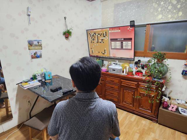 임종익(69)씨가 10일 서울 성북구 자택에서 텔레비전을 보고 있다. 송주용 기자