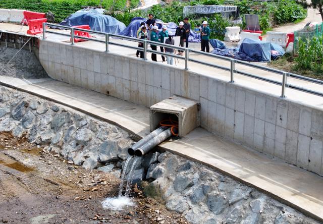 24일 오후 광주 북구 망월동 석곡천 제방에서 북구청 관계자들이 본격적인 장마를 앞두고 호우 재난 대비 현장 점검을 하고 있다. 이 지역은 지난해 호우로 제방 50m가량이 무너지는 피해가 있었다. 광주=연합뉴스