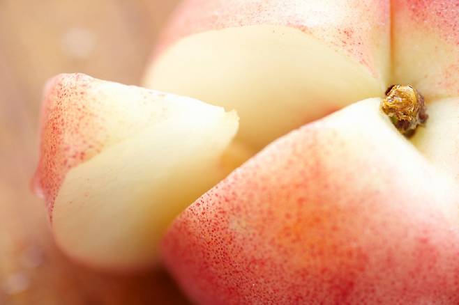 복숭아를 고를 때는 겉에 상처가 없고 잔털이 고르며 주근깨가 많은 게 좋다./사진=클립아트코리아