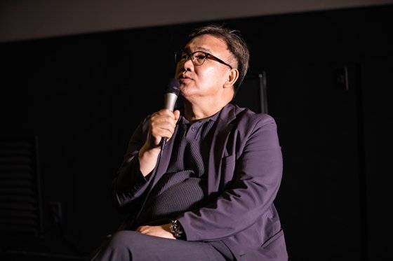‘서울의 봄’으로 1300만 흥행을 거둔 김성수 감독이 지난 22일 제11회 춘천영화제에서 자신의 연출작 ‘비트’와 ‘아수라’ 상영 후 관객과의 대화 행사에 참여해 이야기하고 있다. [사진 춘천영화제]