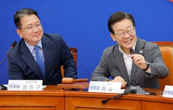 강님구 더불어민주당 최고위원이 지난 19일 민주당 최고위원회에 참석해 이재명 대표의 발언을 듣고 있다. 강 위원은 “이재명은 민주당의 아버지”라 벌언하고, 비판이 일자 "영남 남인의 예법"이라고 해명했다. 이에 영남 유림들이 성명서를 내는 등 반발하고 나섰다. 뉴스1