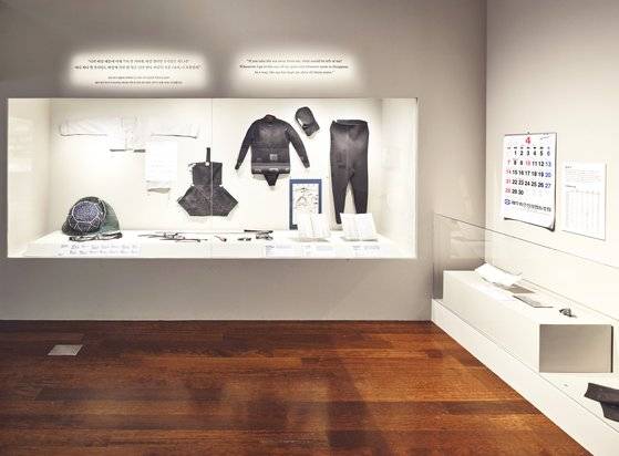 ‘삼춘의 바당’ 공간에선 제주도 해녀들에게 빌려온 물질 도구들과 해녀들의 말을 담은 영상 등을 볼 수 있다.