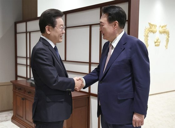 윤석열 대통령과 이재명 더불어민주당 대표가 4월 29일 오후 서울 용산 대통령실 청사에서 만나 인사하고 있다. / 사진:대통령실사진기자단