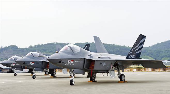 지난해 6월 대한민국 공군이 KF-21 시제 6호기의 최초비행을 마친 뒤 1~3호기를 활주로에 배열해놨다.  KAI 제공