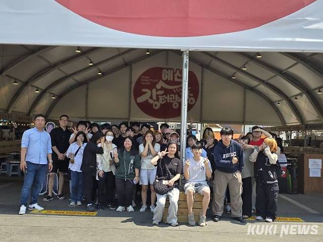 충남도립대 호텔조리제빵학과 학생들이 예산 더본 외식산업개발원을 찾아 현장 교육을 진행한뒤 기념촬영을 하고 있다.