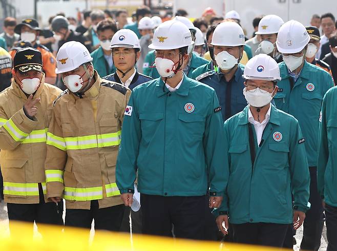 한덕수 국무총리가 24일 경기도 화성시 서신면 소재 일차전지 제조 업체 공장 화재 현장에 긴급히 방문하고 있다 / 사진 = 연합뉴스