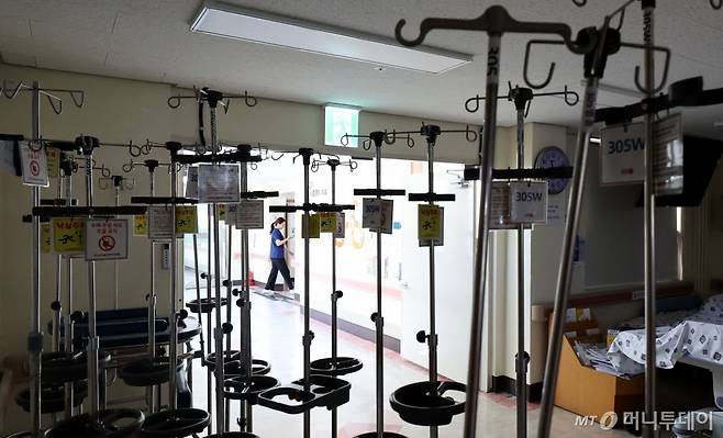 [대구=뉴시스] 이무열 기자 = 대한의사협회가 18일 전면 휴진하고 총궐기대회를 개최한다고 발표한 가운데 10일 대구 중구 경북대학교병원의 한 병동이 폐쇄돼 있다.  경북대병원은 진료 공백으로 인한 재정난이 지속됨에 따라 비상경영 체제에 돌입했다. 2024.06.10. lmy@newsis.com /사진=이무열