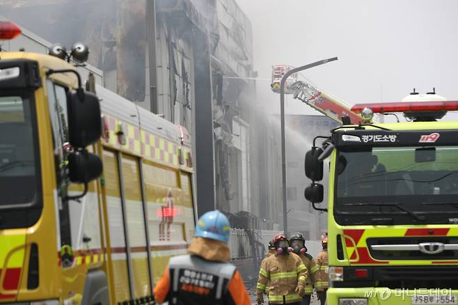 (화성=뉴스1) 김영운 기자 = 24일 경기 화성시에 위치한 일차전지 제조 공장에서 화재가 발생, 소방대원들이 화재를 진압하고 있다.  이 불로 현재까지 1명이 사망한 것으로 파악됐다. 다만 불이 날 당시 공장 내부에 다수 인원이 고립된 것으로 추정돼 피해가 더 늘어날 가능성도 있다고 소방 당국 설명이다. 2024.6.24/뉴스1  Copyright (C) 뉴스1. All rights reserved. 무단 전재 및 재배포,  AI학습 이용 금지. /사진=(화성=뉴스1) 김영운 기자