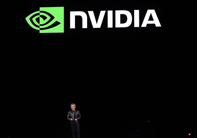 엔비디아 CEO 젠슨 황이 지난 3월 18일 미국 캘리포니아 새너제이 SAP센터에서 열린 엔비디아 개발자 콘퍼런스 ‘GTC 2024′ 기조연설 무대에 등장하고 있다. 엔비디아 로고가 압독적이다/AFPBBNews=뉴스1