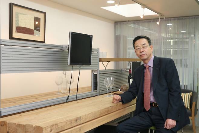 지난 21일 사무용 가구 업체 코아스가 결손보전에 의한 재무개선을 위해 90%의 무상감자를 결정한 가운데 소액주주들의 피해가 예상되고 있다. 노재근 코아스 회장이 2015년 머니투데이와의 인터뷰에서 포즈를 취하고 있다. /사진=머니투데이 DB