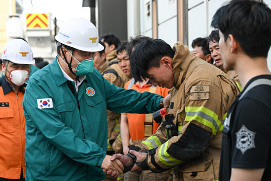 윤석열 대통령이 24일  오후 경기 화성시 서신면 소재 리튬전지 제조 공장 화재 현장을 찾아 소방관들을 격려하고 있다. 대통령실 제공