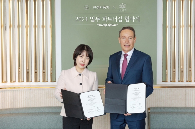 메르세데스-벤츠 공식 딜러 한성자동차는 조선 팰리스와 프리미엄 라이프스타일 가치 제공을 위한 업무 협약을 체결했다고 24일 밝혔다. 협약식에 참석한 한성자동차 울프 아우스프룽 대표(오른쪽)와 조선팰리스 이희종 총지배인이 기념촬영 하고 있다. /한성자동차