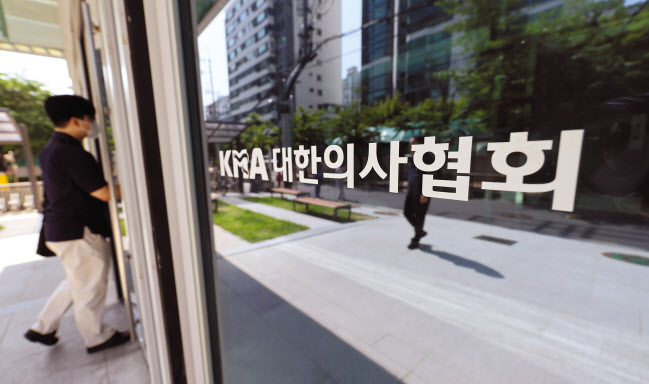 공정거래위원회가 집단 휴진 강요와 관련해 대한의사협회 현장조사에 착수한 19일 오전 서울 용산구 의협회관에 사람이 들어가고 있다. [연합]