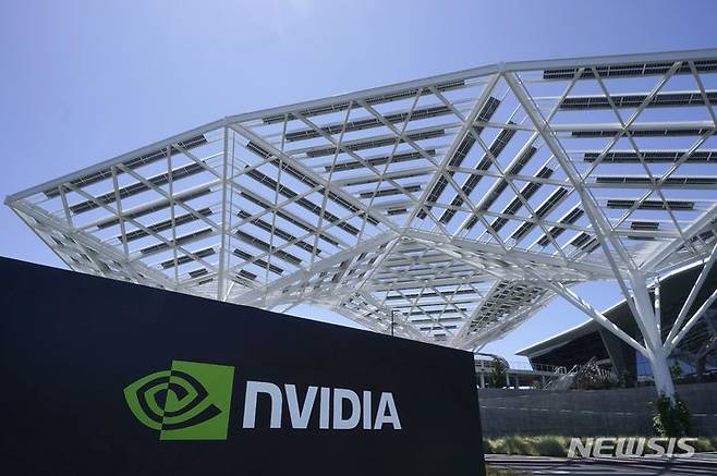[샌타클래라=AP/뉴시스] AI 반도체 선두 주자인 엔비디아가 빅테크 기업 마이크로소프트(MS)와 애플을 제치고 시가총액 1위에 오르는 기염을 토했지만, 아직 브랜드 인지도는 그를 따라가지 못하고 있는 것으로 조사됐다. 사진은 지난해 5월 미 캘리포니아 샌타클래라에 있는 엔비디아 본사 모습. 2024.02.15.