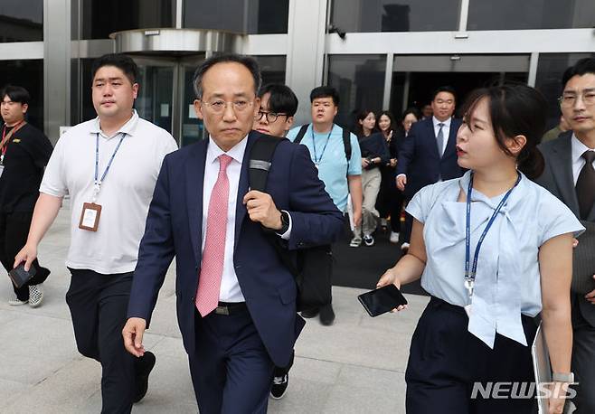 [서울=뉴시스] 고승민 기자 = 추경호 국민의힘 원내대표가 24일 서울 여의도 국회 로텐더홀에서 대국민 입장 발표를 마친 뒤 국회를 나서고 있다. 추경호 원내대표는 비공개 의원총회에서 원내대표 직 사의를 표명한 것으로 알려졌다. 2024.06.24. kkssmm99@newsis.com