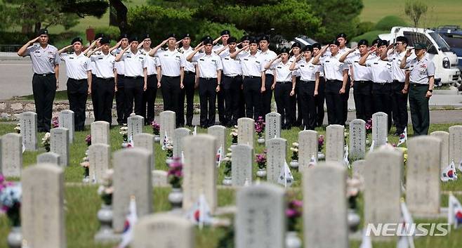 [서울=뉴시스] 김선웅 기자 = 6.25 전쟁 74주년을 하루 앞둔 24일 서울 동작구 국립서울현충원에서 세종대학교 학군단 후보생들이 6.25 전쟁 참전용사들을 추모하고 있다. 2024.06.24. mangusta@newsis.com