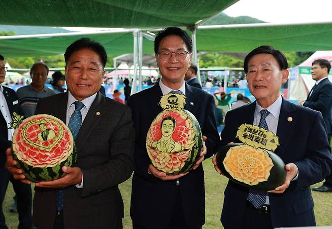 21일 고창 선운산도립공원에서 열린 '풍천장어와 함께하는 제21회 고창복분자와 수박축제', 심덕섭 군수(가운데)와 임정호 군의장(왼쪽) 등이 수박 조각작품을 들어보이고 있다. *재판매 및 DB 금지