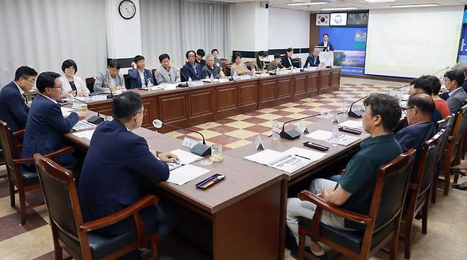 24일 고창군청에서 열린 '고창군 농업·농촌 및 식품산업 5개년 발전계획 연구용역 최종보고회' 심덕섭 군수(왼쪽 가운데)가 용역과제인 발전계획의 중요성을 강조하고 있다. *재판매 및 DB 금지