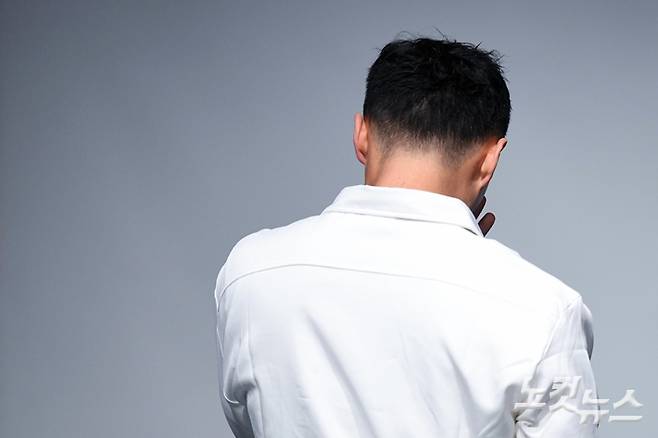 마이크로닷이 말하다가 등을 돌리고 눈물을 닦고 있다. 박종민 기자