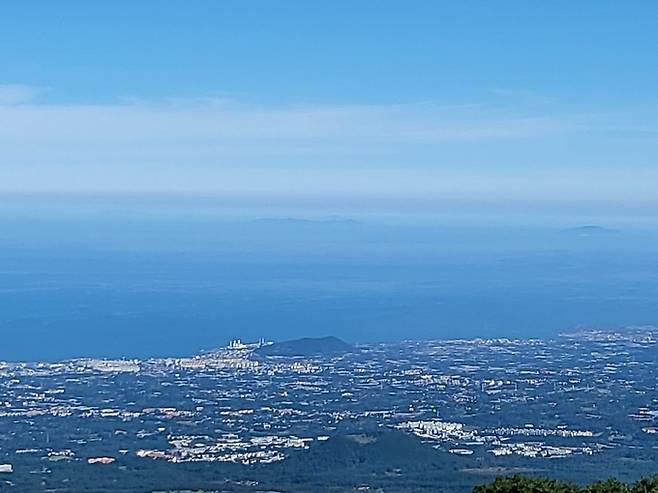 한라산에서 바라 본 제주시 전경.