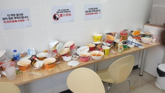 최근 온라인 커뮤니티에 올라온 사진. 제주도의 한 편의점 직원은 중국인 관광객이 왔다 간 이후의 모습이라며 쓰레기로 초토화 된 편의점 내부를 공개했다