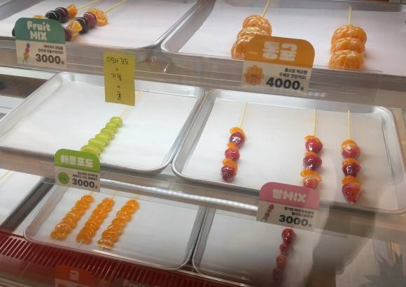 24일 서울의 한 탕후루 매장에서 판매하는 탕후루. 2024.6.24 연합뉴스