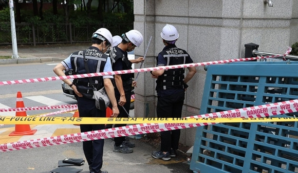 고용노동부 관계자들이 24일 오전 정문에 경비원이 깔려 숨진 청주의 한 고등학교 사고현장에사 조사를 벌이고 있다. 연합뉴스