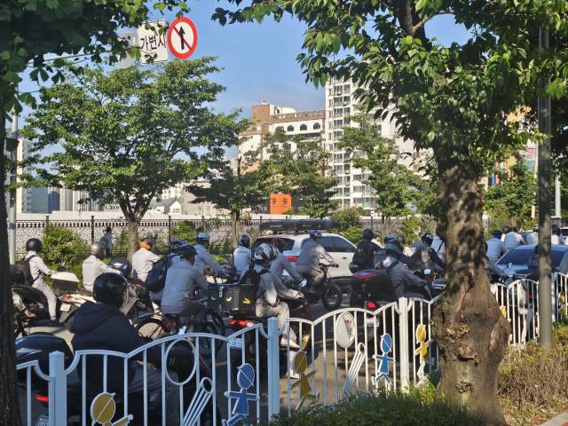 거제의 한 조선소에서 직원들이 퇴근하고 있다.