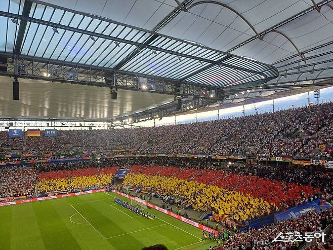 스위스와 유로2024 조별리그 A조 3차전이 열린 프랑크푸르트 아레나를 찾은 독일 관중이 자국 국기를 형성화한 환상적 카드섹션을 선보였다. 프랑크푸르트(독일)|남장현 기자