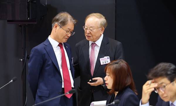 이정식 고용노동부 장관과 손경식 한국경영자총협회장이 최근 경기 성남시 HD현대 아산홀에서 열린 2024년 저출산고령사회위원회 회의에 앞서 대화하고 있다. [사진=뉴시스]